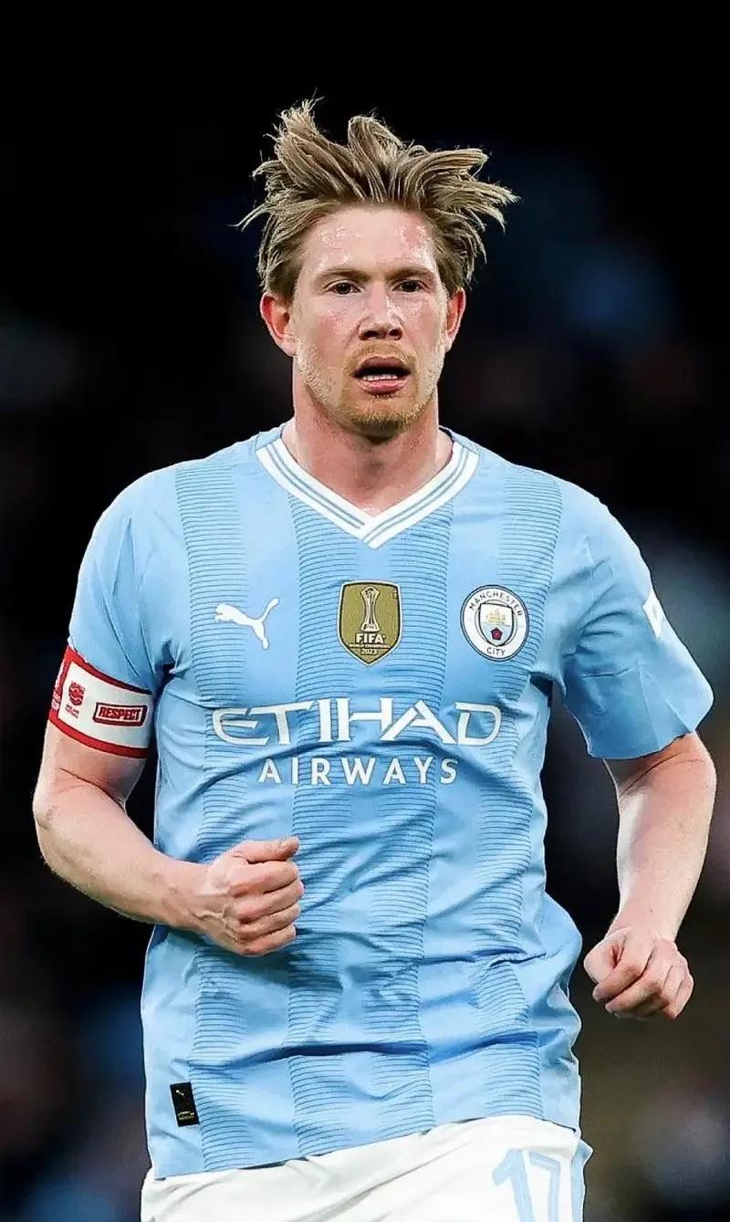 开云中国-德布劳内在SKT比赛中领先优势明显，比赛局势复杂引发热议！比赛高潮迭起-开云中国