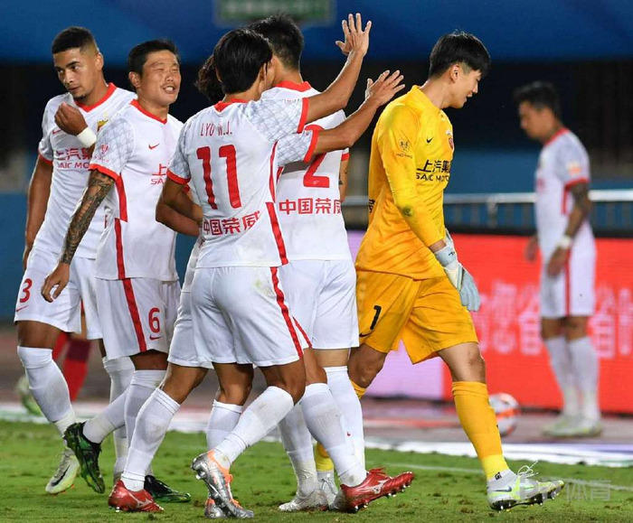 加时末段广州队内部沟通：德甲节点到来，目标明确，阵容厚度经受考验