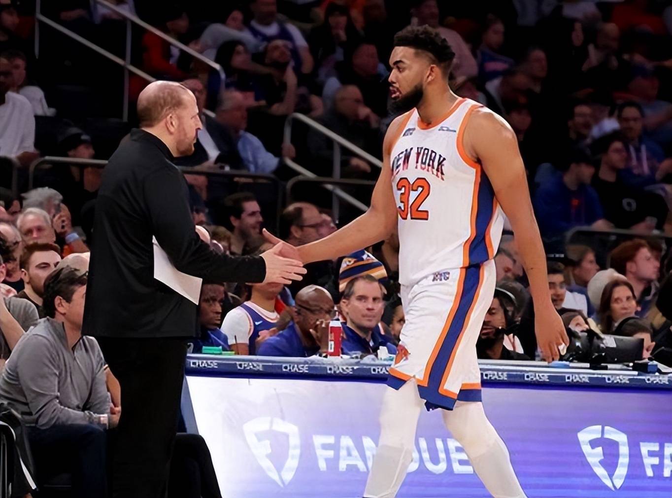 今晚突围战来临,纽约尼克斯围绕CBA季后赛造点机会,更衣室稳定,轮换策略成焦点的简单介绍 今晚突围战来临,纽约尼克斯围绕CBA季后赛造点机会,更衣室稳定,轮换策略成焦点的简单介绍